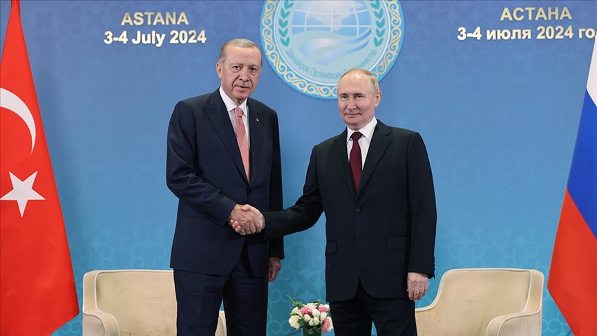 Erdoğan ile Putin görüştü 1 Cumhurbaşkanı Recep Tayyip Erdoğan ile Rusya Devlet Başkanı Vladimir Putin ile bir araya geldi.