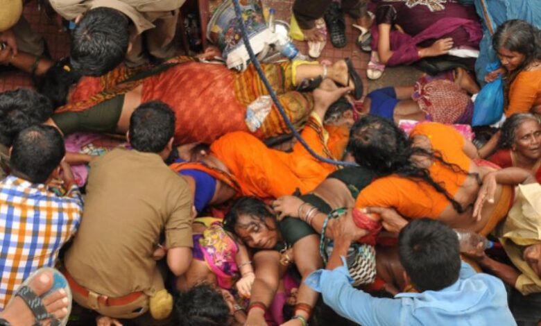 Hindistan'ın kuzeyinde bir dini toplantıda çıkan izdihamda 50'den fazla kişinin hayatını kaybettiği bildirildi.