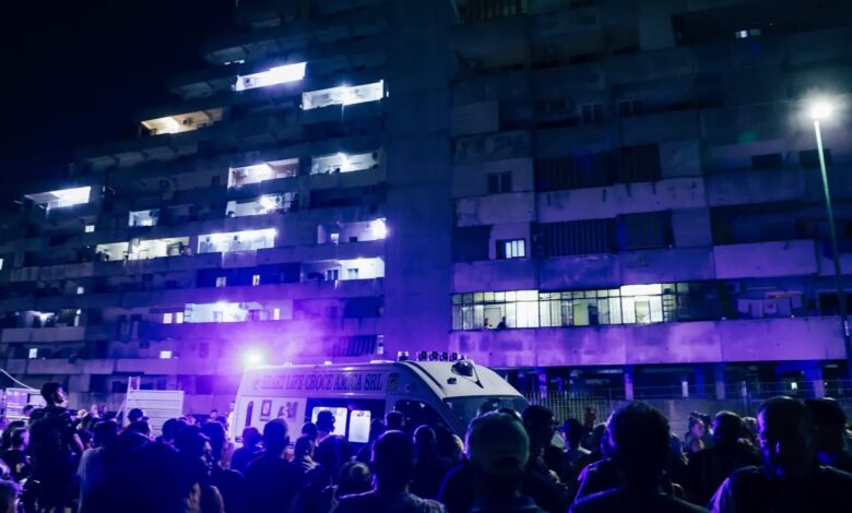 İtalya'nın güneyinde, Napoli kentindeki bir sitede yaya geçidi çöktü; 2 kişi hayatını kaybetti, 10'dan fazla kişi yaralandı.