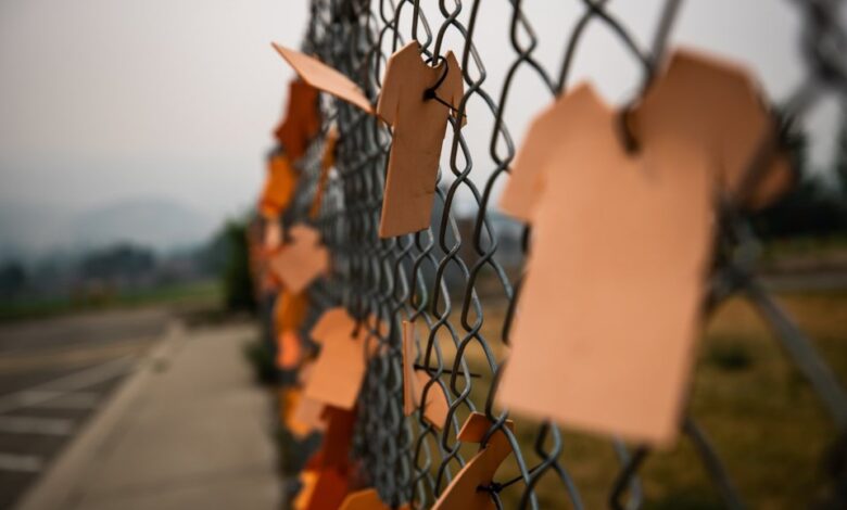 Kanada'daki eski yatılı kilise okulunda çocuk mezarı olduğu düşünülen yeni yerlerin bulunduğu açıklandı.