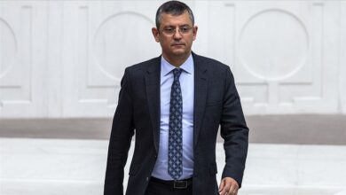 CHP Genel Başkanı Özgür Özel, saat 21.00'de herkesi ışık açıp kapatmaya davet etti.