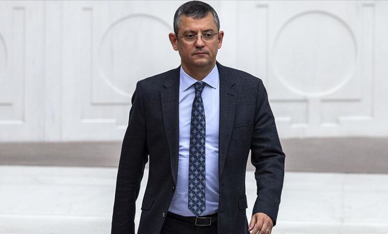 Özgür Özel'den ışıkları açıp kapatın çağrısı 14 CHP Genel Başkanı Özgür Özel, saat 21.00'de herkesi ışık açıp kapatmaya davet etti.