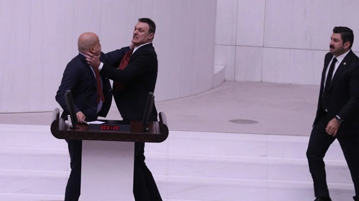 Alpay Özalan’ın şiddete neden olan eksikliği 1 Alpay Özalan’ın şiddete neden olan eksikliği