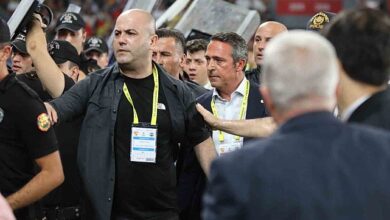 Fenerbahçe Kulüp Başkanı Ali Koç Göztepe tribünlerinde bulunan ve içeri giremeyen Fenerbahçeli taraftarlara destek olmak için gittiği sırada saldırıya uğradı.