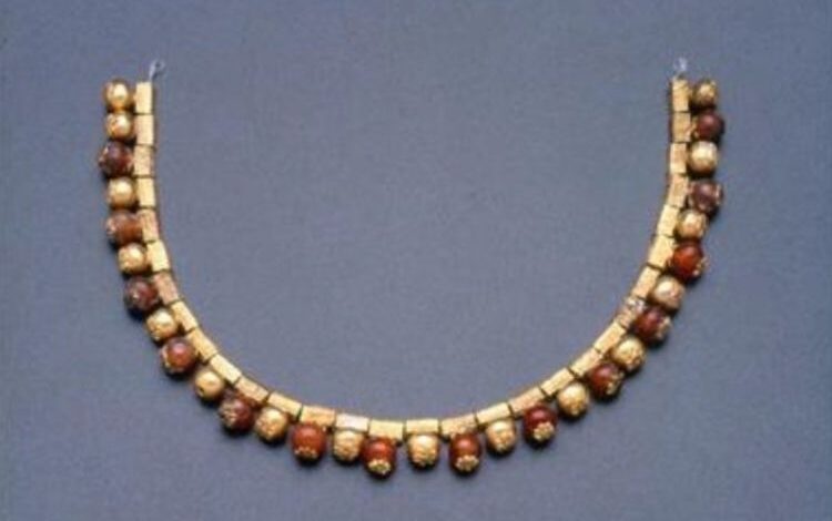 ABD'de sergilenen 2500 yıllık kolye Türk yetkililere iade edildi 12 Türkiye'den kaçırılan ve ABD'nin Boston kentinde sergilenen 2500 yıllık altın kolye Türk yetkililere teslim edildi.