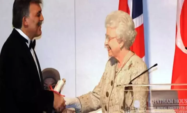 Chatham House adlı düşünce kuruluşu "2010 Devlet Adamı" ödülünü Abdullah Gül'e verdi 10 Abdullah Gül, Kraliyet Uluslararası İlişkiler Enstitüsü Chatham House adlı düşünce kuruluşunun "2010 Devlet Adamı" ödülünü düzenlenen törenle İngiltere Kraliçesi 2. Elizabeth'in elinden aldı. Törende Hüsnü Özyeğin ve Hasan Arat'ta bulundu.