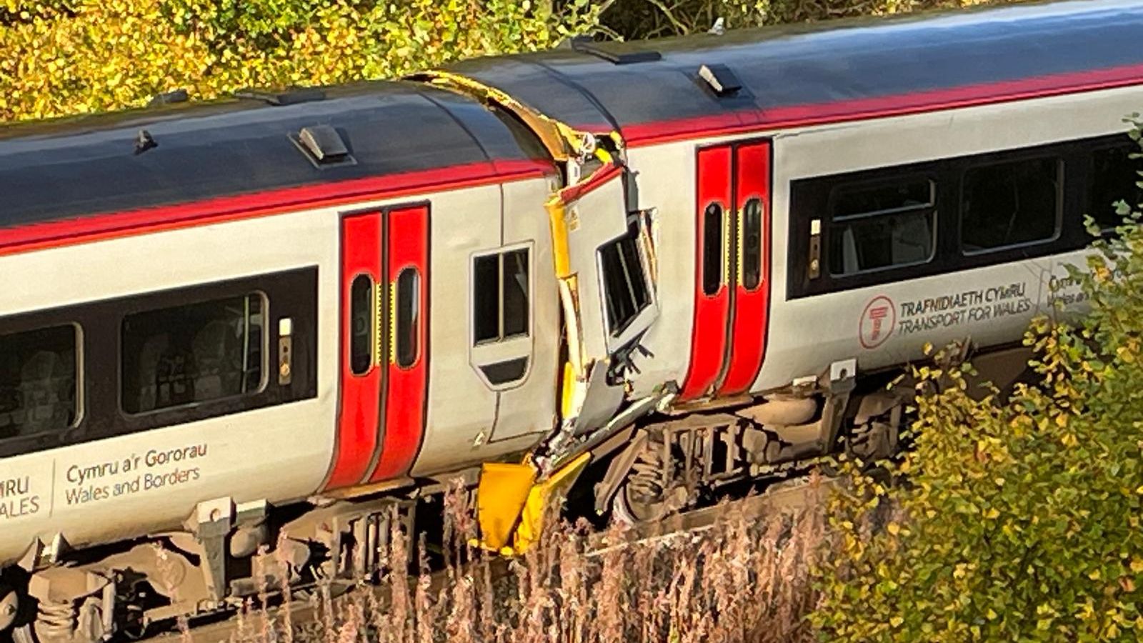 Galler’de tren kazası: 1 ölü, 15 yaralı 1 Galler’de meydana gelen tren kazasında bir kişi hayatını kaybederken, 15 kişi yaralandı.