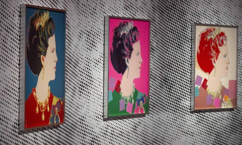 Hollanda'da Andy Warhol'un eserleri çalındı 6 Hollanda’nın Oisterwijk kentindeki MPV Galerisi'nde, Andy Warhol’un "Reigning Queens" serisinden iki değerli portre hırsızlar tarafından çalındı.