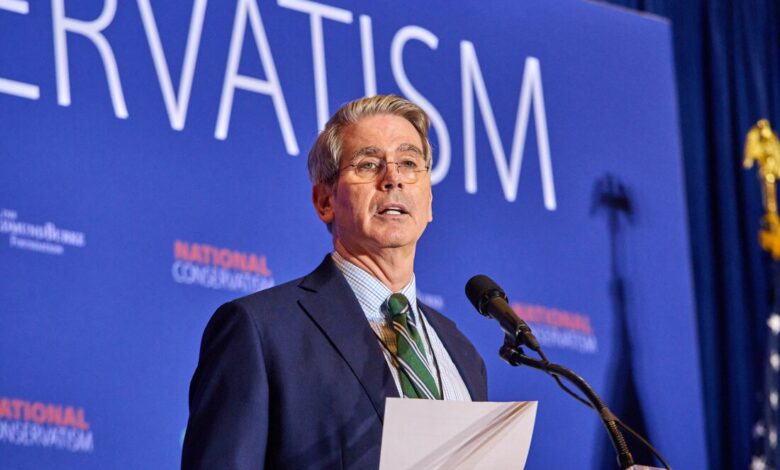 Donald Trump, deneyimli yatırımcı ve hedge fon yöneticisi Scott Bessent’i ABD Hazine Bakanlığı için aday gösterdiğini açıkladı.