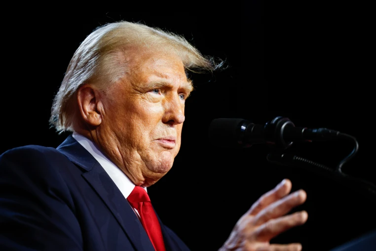 Donald Trump, yeni yönetimini kurmaya başladı: İlk atama belli oldu 1 Donald Trump, 2024 kampanya eş başkanı Susan Summerall Wiles’i yeni dönemin ilk ataması olarak Beyaz Saray Genel Sekreteri olarak belirledi.