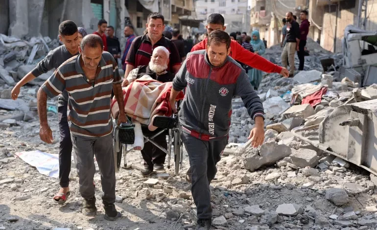 İsrail ordusu, daha önce "güvenli bölge" ilan ettiği Gazze’nin El-Mevasi bölgesinde bir çadıra insansız hava aracı saldırısı düzenledi.