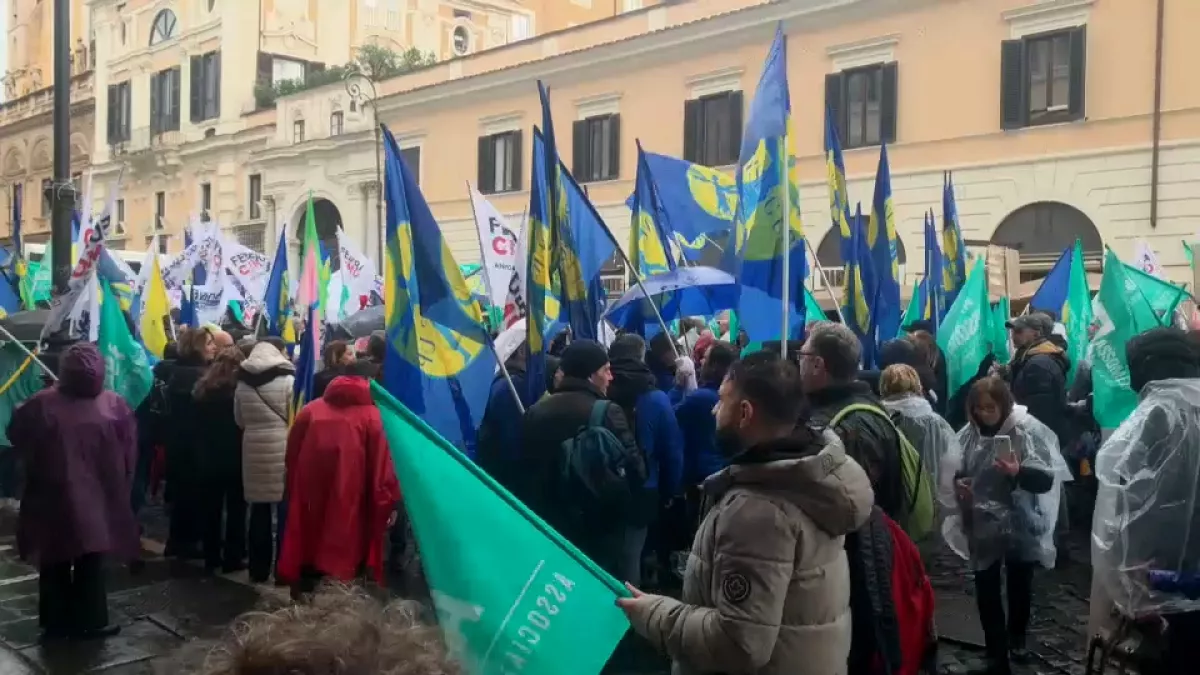 İtalya’da sağlık çalışanlarından grev 1 İtalyan doktorlar ve hemşireler, 2025 bütçesindeki yetersizlikleri ve hastanelerdeki güvenlik eksikliğini protesto etmek için ülke çapında greve gitti.