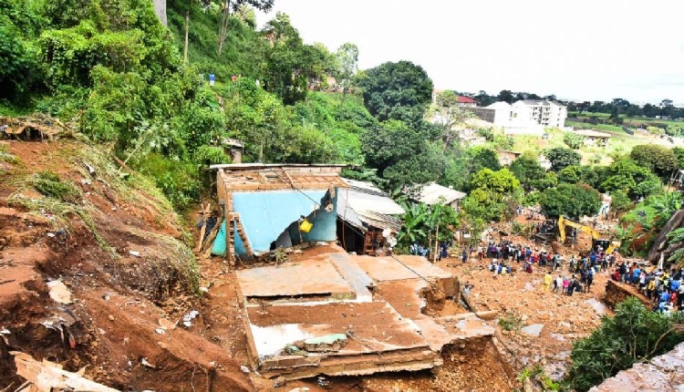 Kamerun’da şiddetli yağışların ardından gelen toprak kayması 1 Kamerun’un batısında meydana gelen toprak kaymasında, 3 yolcu otobüsü ve çok sayıda işçi toprak altında kaldı.