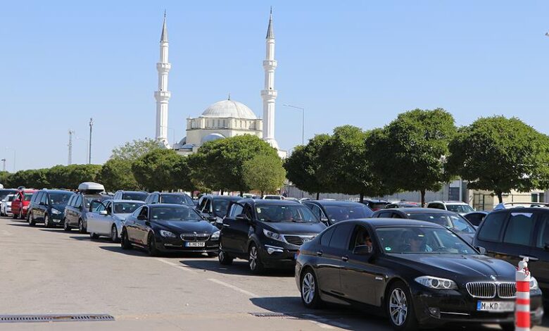 Kapıkule'den giriş yapan araçlardan 7 leva dezenfeksiyon ücreti alınmasının ardından Türkiye, Bulgar plakalı araçlardan 80 TL almaya başladı.