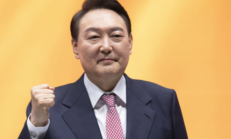 Güney Kore Devlet Başkanı Yoon Suk Yeol'un ilan ettiği sıkıyönetim, ülkede siyasi ve askeri krizlere neden oldu.