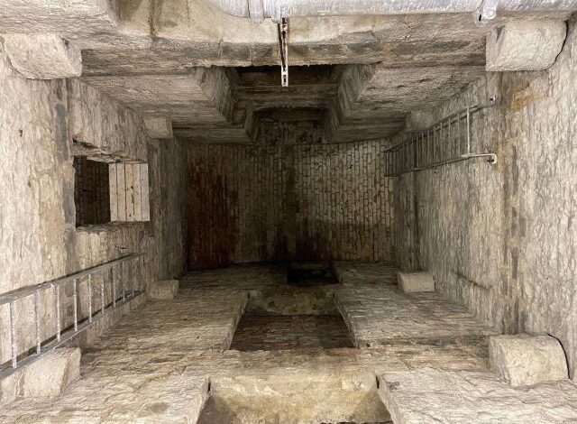 İskoçya Ulusal Kütüphanesi’nin alt katlarındaki bir kapının ardında, 19. yüzyılda yıkılan Libberton’s Wynd’in kalıntıları bulunuyor.