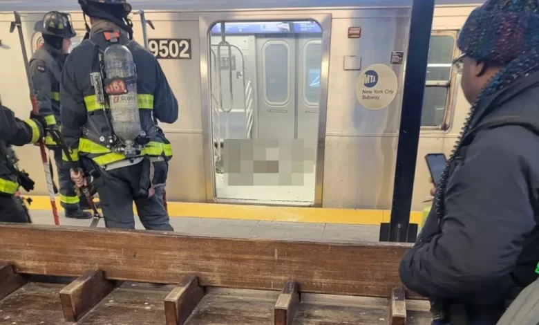 New York’un Brooklyn bölgesinde metroda bir kadın, çakmakla ateşe verilerek hayatını kaybetti.