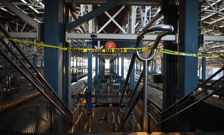 New York’un tren istasyonlarından Penn Station’da Cuma akşamı yaşanan olayda, 67 yaşındaki bir adam ciddi yanıklarla bulundu.