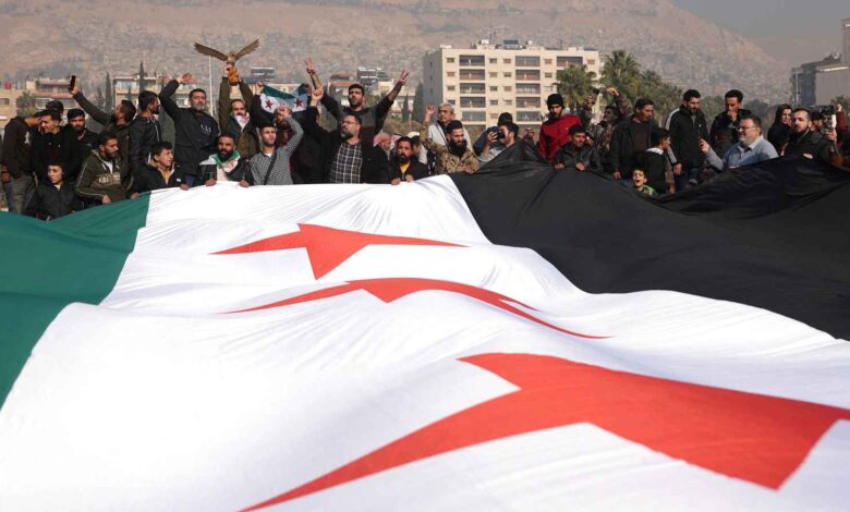 Suriye Muhalif ve Devrimci Güçler Ulusal Koalisyonu (SMDK), ülkenin inşası için tüm Suriyelilerin katılımını gerekli gördüklerini belirtti.