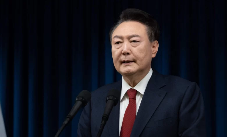 Güney Kore Devlet Başkanı Yoon Suk Yeol'un 3 Aralık'ta ilan ettiği ve 6 saat sonra geri çektiği sıkıyönetim karışıklığa yol açtı.