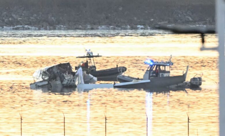 American Airlines’a ait yolcu uçağı, iniş sırasında bir ABD ordusu helikopteriyle çarpışarak Potomac Nehri’ne düştü.