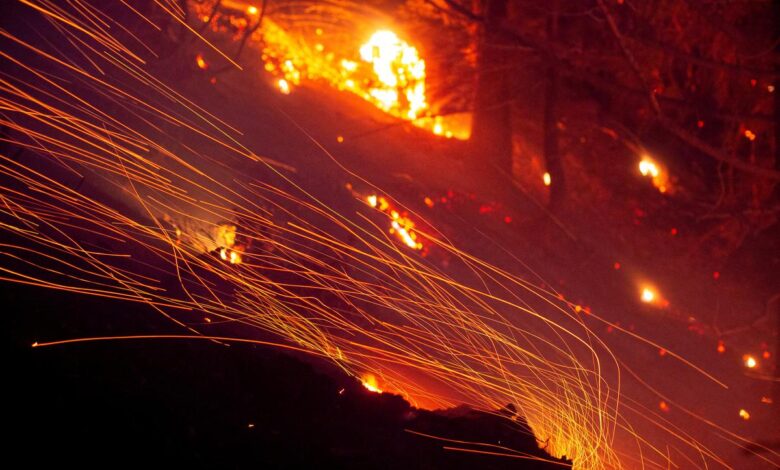 ABD Los Angeles bölgesinde güçlü rüzgarlar ve düşük nem oranları devam ederken, beş yangın hala sürüyor ve ölü sayısının artması bekleniyor.