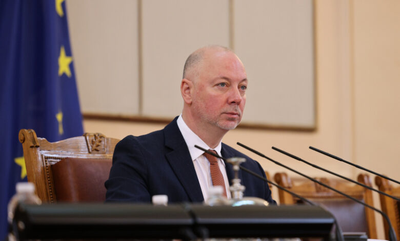 Bulgaristan Cumhurbaşkanı Rumen Radev, GERB-SDS'nin başbakan adayı Rosen Jelyazkov’a hükümet kurma yetkisini verdi.