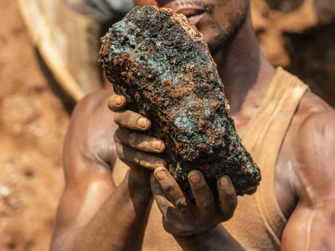 AB’ye çağrı: Demokratik Kongo’dan gelen çatışma minerallerine karşı daha sıkı denetim 1 AB''nin Demokratik Kongo Cumhuriyeti'nden (DRC) ithal edilen çatışma mineralleri üzerindeki denetimlerinde büyük eksiklikler olduğu ortaya çıktı.