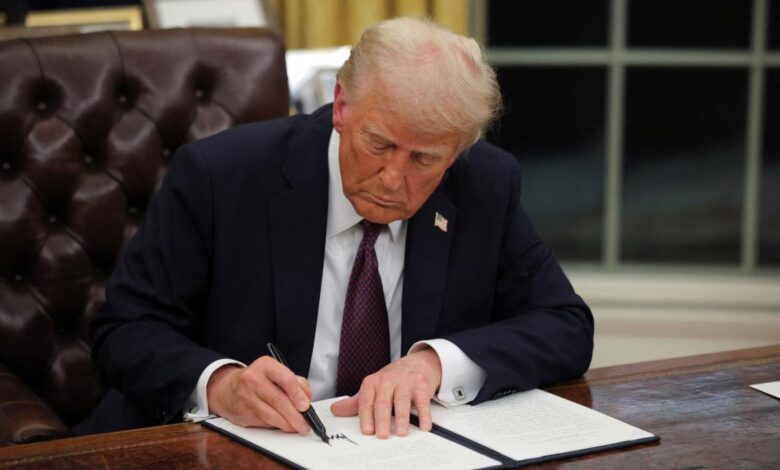 ABD Başkanı Donald Trump, göreve başlar başlamaz imzaladığı kararnameyle Kongre baskınına karışan 1.500 kişiyi affetti.