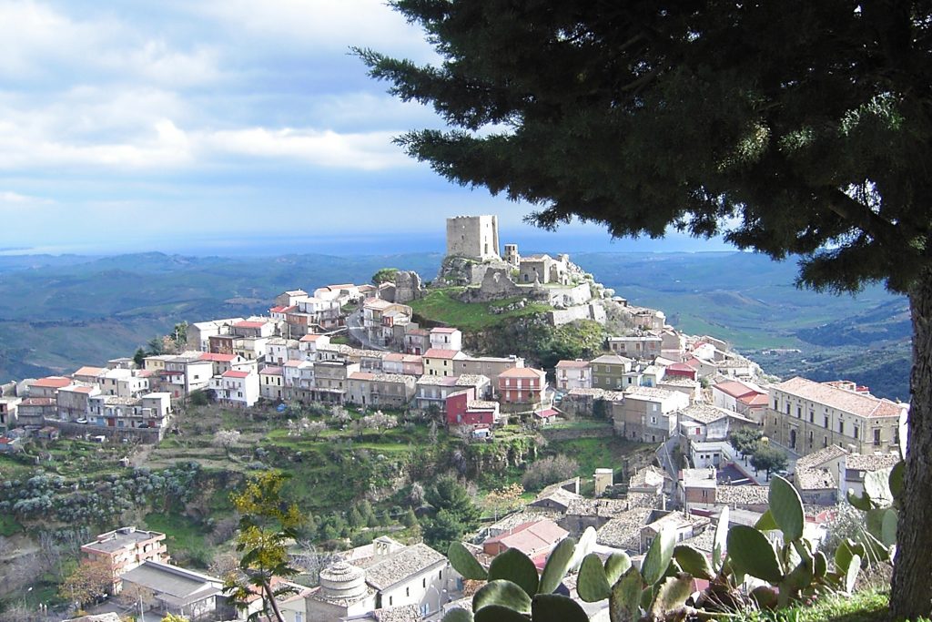 İtalya'nın Calabria bölgesindeki Belcastro köyü, sağlık hizmetlerindeki yetersizliklere dikkat çekmek için sıra dışı bir kararnameye imza attı.