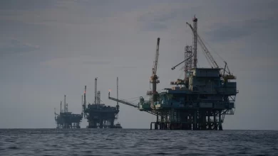 Joe Biden, ülkenin büyük bir kısmında yeni offshore petrol ve gaz sondajını yasaklayan geniş kapsamlı bir karar aldı.
