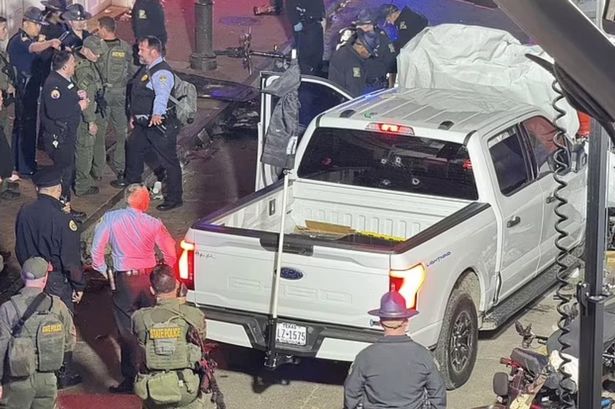 New Orleans’ta kanlı saldırı: 10 ölü, 35’ten fazla yaralı 1 New Orleans’ta yılbaşı kutlamalarını kana bulayan saldırıda, bir sürücü kamyonetiyle kalabalığa çarptı ve ateş açarak 10 kişiyi öldürdü.