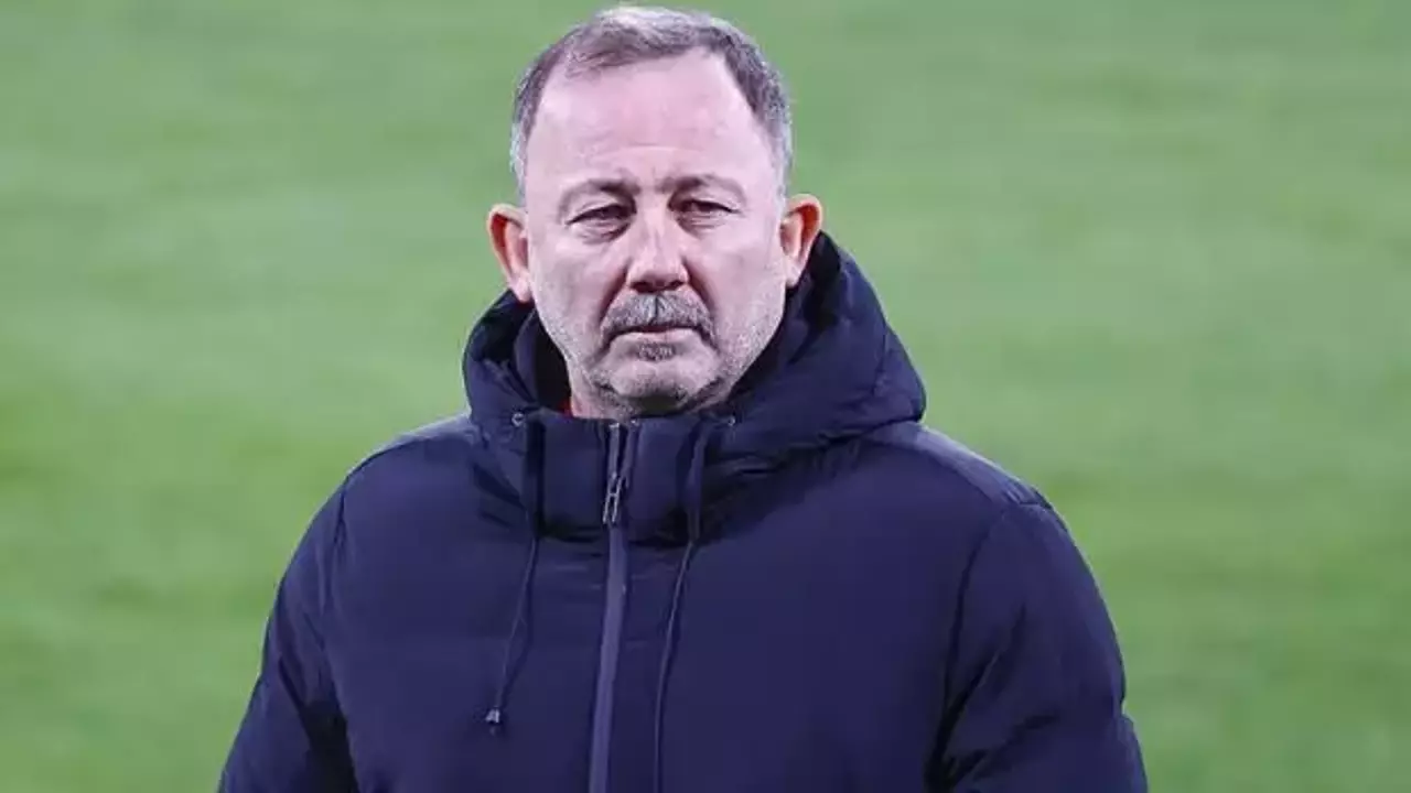 Sergen Yalçın, Beşiktaş’ın teklifini reddetti 1 Beşiktaş’ta teknik direktörlük için teklif alan Sergen Yalçın, kardeşi Gürsoy Yalçın’ın yoğun bakımda olması nedeniyle görevi kabul etmedi.