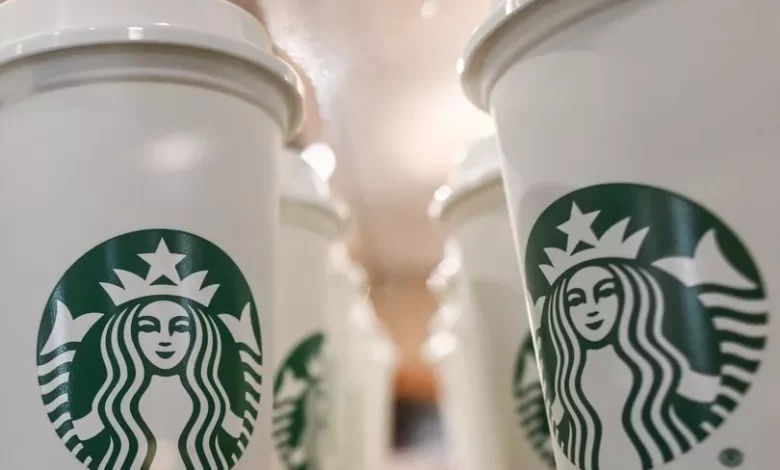 Starbucks, Kuzey Amerika'daki mağazalarında 6 yıl önce başlattığı satın almadan kullanım politikasını kaldırıyor.