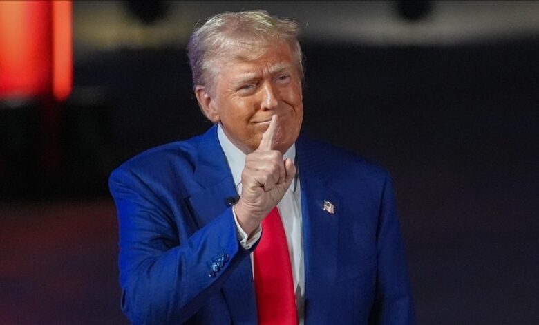 ABD Başkanı Donald Trump, 1 Şubat’tan itibaren Kanada ve Meksika’dan ithal edilen ürünlere %25 gümrük vergisi uygulayacağını duyurdu.