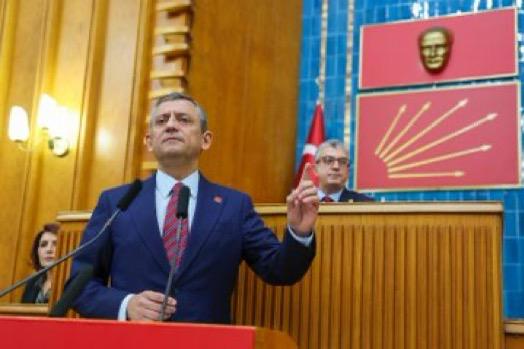 CHP Grup Toplantısı: Özgür Özel’den Birlik ve Demokrasi Vurgusu 1 Özgür Özel CHP grup toplantısında gündemi değerlendirdi. Hüdapar ı eleştirdi. Muhalefete birlik çağrısı yaptı.