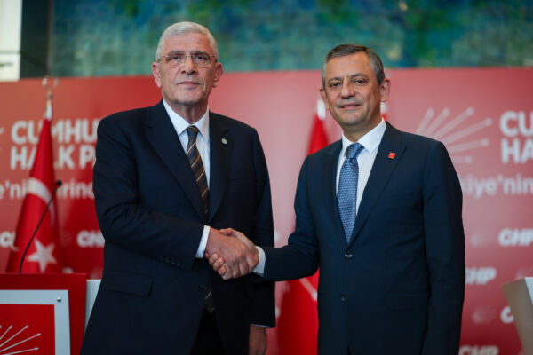 CHP İYİ Parti Görüşmesi Gerçekleşti 5 Cumhuriyet Halk Partisi Genel Başkanı Özgür Özel, İYİ Parti Genel Başkanı Müsavat Dervişoğlu ve beraberindeki heyet ile CHP Genel Merkezi’ndeki makamında bir araya geldi. CHP lideri Özel’e CHP Genel Sekreteri Selin Sayek Böke, CHP TBMM Grup Başkanvekili Murat Emir ve Genel Başkan Yardımcısı Sevgi Kılıç eşlik etti. CHP lideri Özel, heyetlerarası görüşme sonrası İYİ Parti lideri Dervişoğlu ile ortak basın toplantısında konuştu.