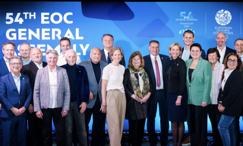 Sağlık sorunlarını gerekçe göstererek Beşiktaş başkanlığını bırakan Hasan Arat, yönetim kurulu üyesi olarak toplantıda yer aldı.