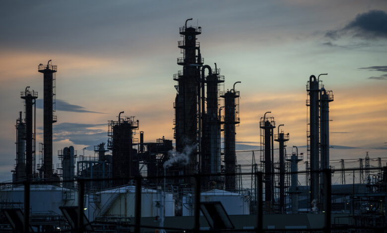 ABD'nin petrol yaptırımları Rusya ve İran üzerinde nasıl bir baskı kuruyor? 1 environmental pollution factory exterior