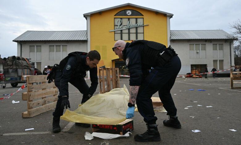 Fransa Mulhouse'da gerçekleşen bıçaklı saldırıda bir sivil hayatını kaybederken, polis memurları yaralandı.