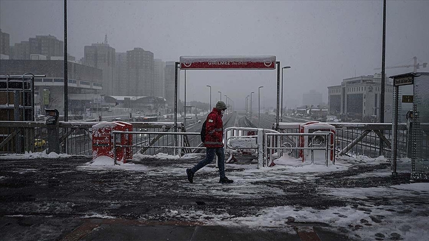 İstanbul buz kesti! Okullar yarın tatil mi? 1 İstanbul’da etkili olan kar yağışı sebebiyle 11 Şubat Salı günü 9 ilçede eğitime ara verildi.