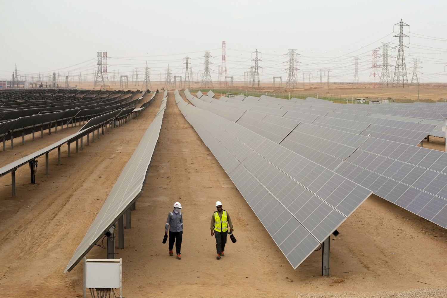 Avrupa, Kuzey Afrika’nın temiz enerjisini kullanıyor 1 Greenpeace’in raporuna göre, Avrupa ülkeleri, Kuzey Afrika'nın yenilenebilir enerji kaynaklarını kullanarak kendi ekonomilerini "yeşil" gösteriyor.