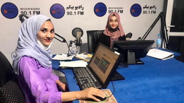 Taliban, kadınlara yönelik yayın yapan Radyo Begum'u kapattı 2 radyo begumu