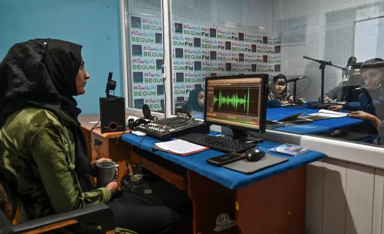 Afganistan'da Taliban yönetimi, Radyo Begum'u "birden fazla ihlal" gerekçesiyle kapattı ve iki çalışanını gözaltına aldı.