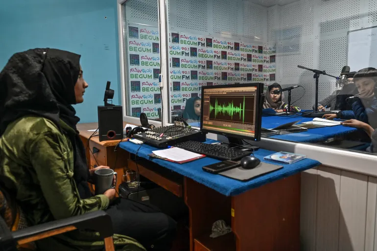 Taliban, kadınlara yönelik yayın yapan Radyo Begum'u kapattı 1 Afganistan'da Taliban yönetimi, Radyo Begum'u "birden fazla ihlal" gerekçesiyle kapattı ve iki çalışanını gözaltına aldı.