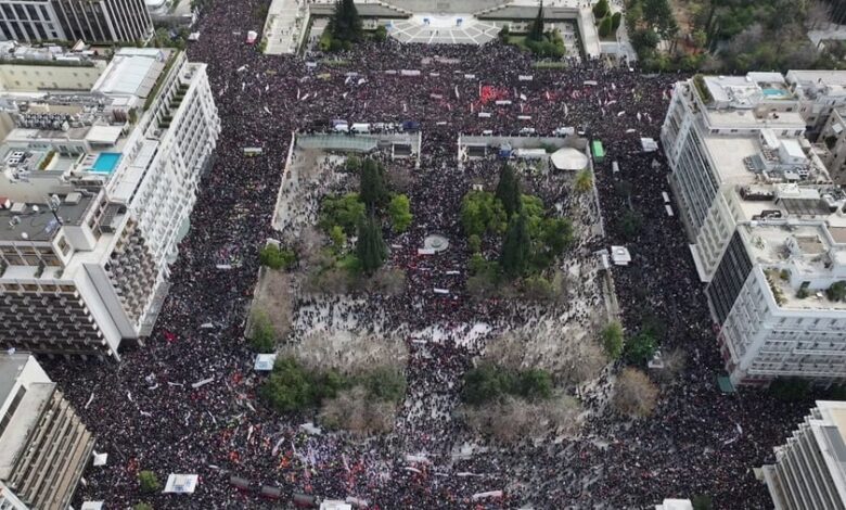 Yunanistan’ın başkenti Atina'da, Tempi tren kazasının ikinci yıl dönümünde binlerce kişi bir araya gelerek istedi.