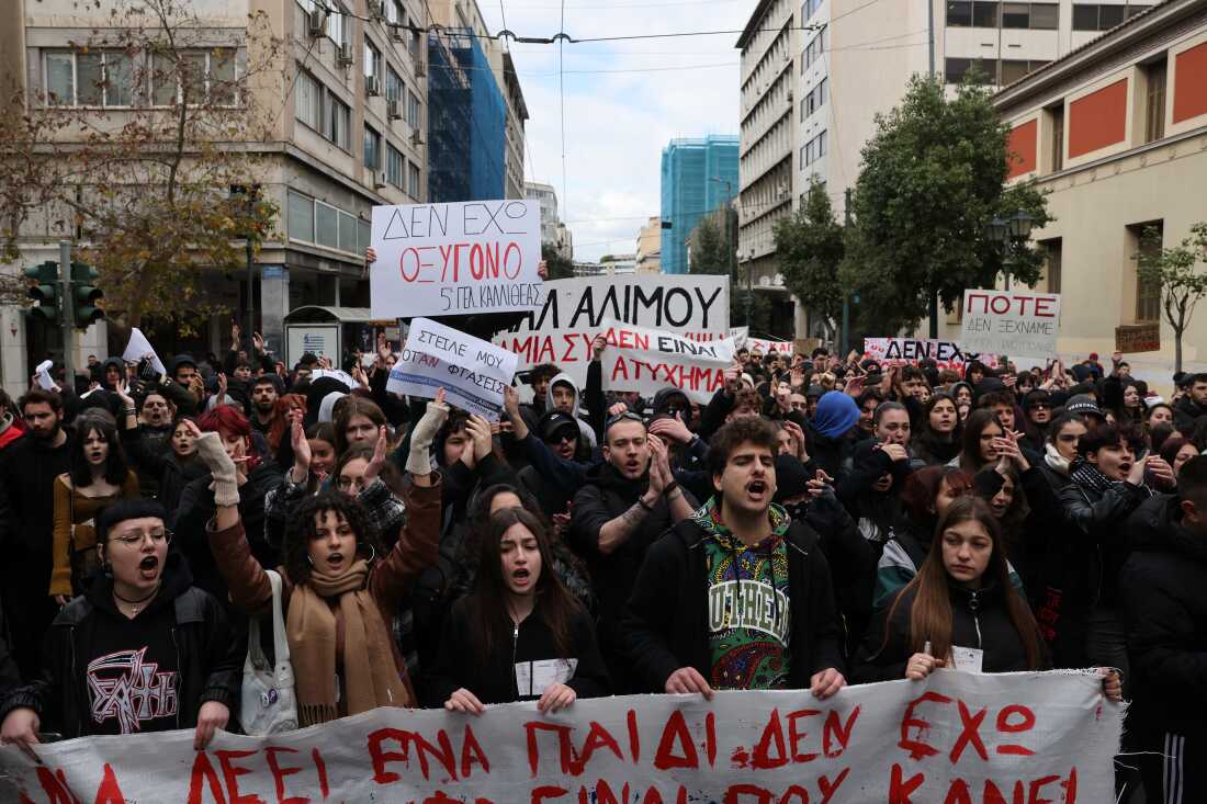 Tempi Tren Faciası'nın yıldönümünde binler adalet için yürüdü 2 Gösteriler sırasında kazada yakınlarını kaybeden aileler duygusal anlar yaşadı.