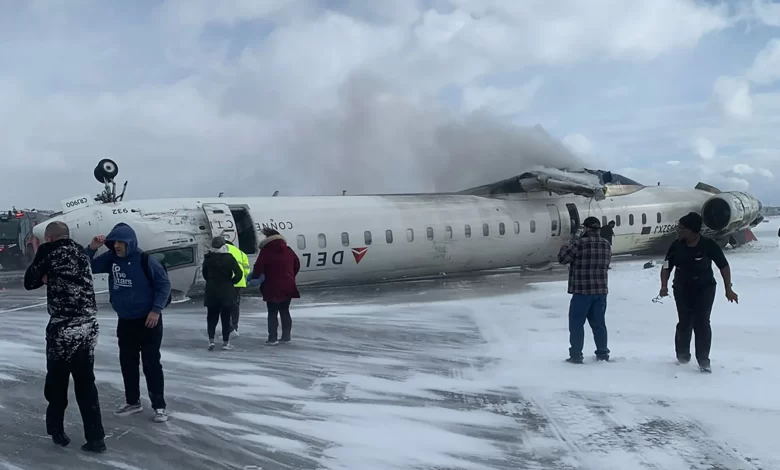 Toronto Pearson Havalimanı'nda Delta Airlines’a ait bir yolcu uçağı iniş sırasında pistte ters döndü.