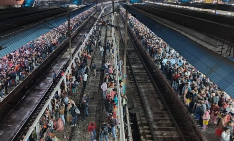 Hindistan’ın Yeni Delhi kentindeki ana tren istasyonunda yaşanan izdihamda en az 18 kişi hayatını kaybetti.