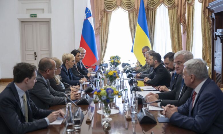 Ukrayna Devlet Başkanı Volodimir Zelenskiy olası barış müzakerelerine kimin katılacağına Ukrayna’nın karar vermesi gerektiğini söyledi.